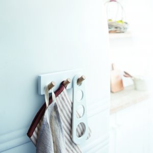 Magnetický věšák na utěrky, chňapky, kuchyňské nástroje Yamazaki Tosca