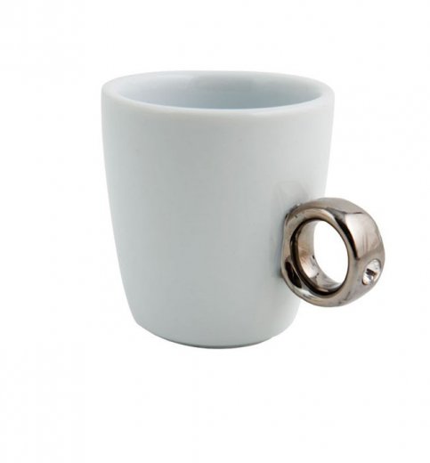 Espresso šálek se stříbrným prstenem