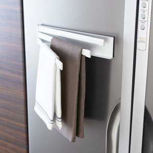 Magnetický výklopný držák na utěrky Yamazaki Tower - bílý