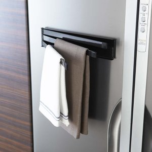 Magnetický výklopný držák na utěrky Yamazaki Tower - černý