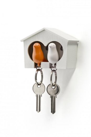 Věšák na klíče se 2 klíčenkami Qualy Duo Sparrow, bílá budka - bílá a oranžová klíčenka