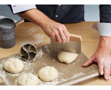 Kráječ na těsto s měřítkem  (nerez, dřevo) KITCHEN CRAFT Paul Hollywood