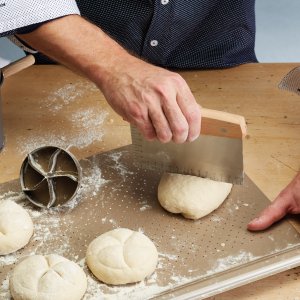 Kráječ na těsto s měřítkem  (nerez, dřevo) KITCHEN CRAFT Paul Hollywood