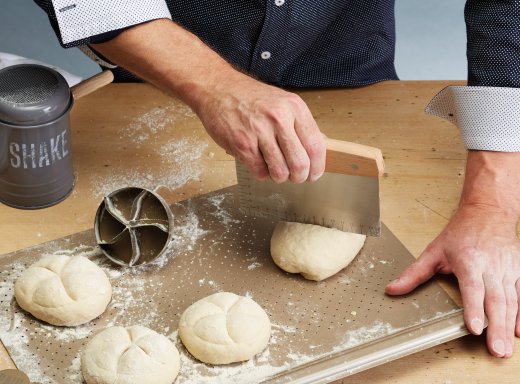 Kráječ na těsto s měřítkem  (nerez, dřevo) KITCHEN CRAFT Paul Hollywood
