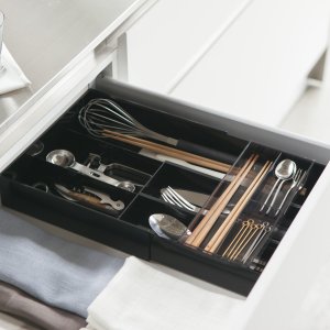 Roztahovací přihrádky do zásuvky Yamazaki Tower Cutlery Tray, černé