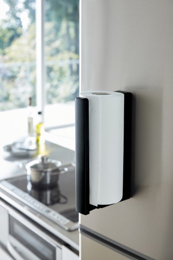Magnetický držák na papírové utěrky YAMAZAKI Tower, černý