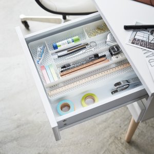 Přihrádky do zásuvky Yamazaki Tower Mesh Desk Tray, bílé
