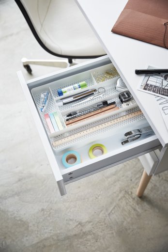 Přihrádky do zásuvky Yamazaki Tower Mesh Desk Tray, bílé