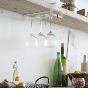 Držák vínových sklenic pod polici Yamazaki Tosca Under Shelf Tool Hook, bílý