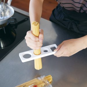 Odměrka na špagety Yamazaki Tower Pasta Measure, bílá