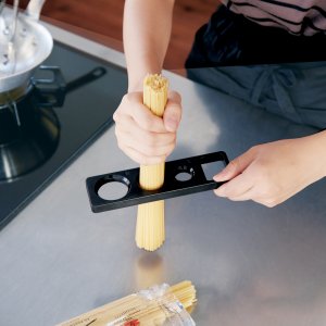 Odměrka na špagety YAMAZAKI Tower Pasta Measure, černá
