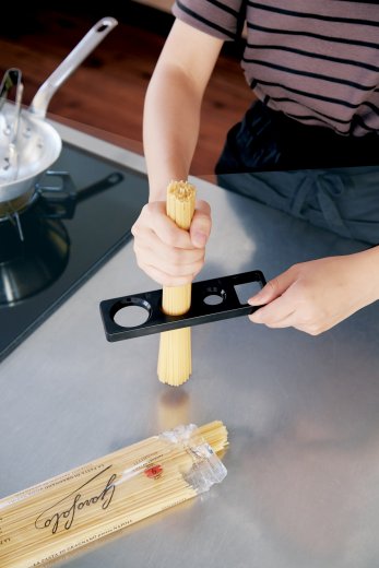 Odměrka na špagety YAMAZAKI Tower Pasta Measure, černá