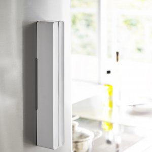 Magnetický držák na kuchyňské fólie Yamazaki Tower Wrap Case, bílý