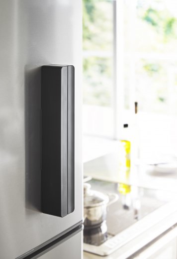 Magnetický držák na kuchyňské fólie Yamazaki Tower Wrap Case, černý
