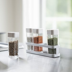 Kovový stojan s kořenkami (4 ks.) Yamazaki Tower Spice Rack, bílý
