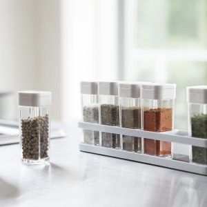 Kovový stojan s kořenkami (6 ks.) Yamazaki Tower Spice Rack, bílý