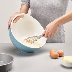 Ergonomická mísa na míchání s naklápěním základny JOSEPH JOSEPH Tilt, 4L, modrá