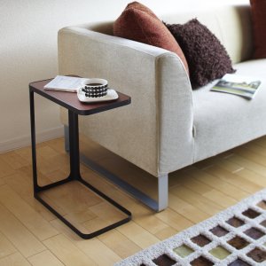 Boční odkládací stolek Yamazaki Frame, černý