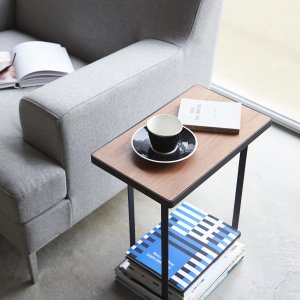 Stolek se stojanem na časopisy Yamazaki Tower Magazine Rack & Table - černý