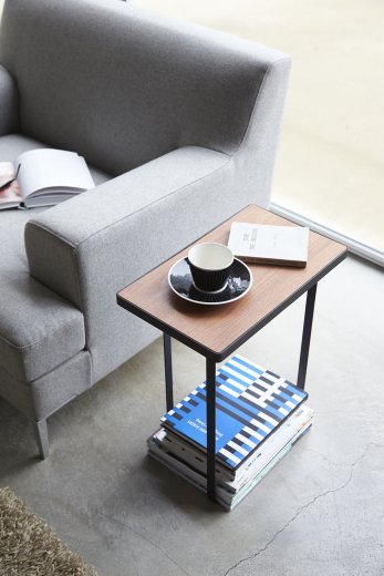 Stolek se stojanem na časopisy Yamazaki Tower Magazine Rack & Table - černý