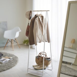 Věšák na ramínka s odkládací poličkou Yamazaki Tower Hanger Rack, bílý