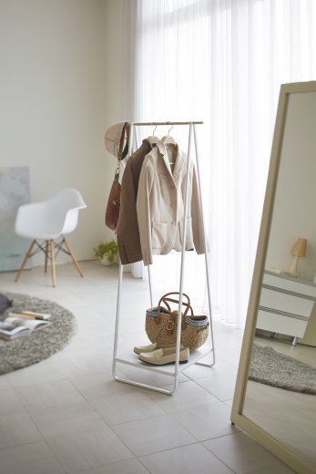 Věšák na ramínka s odkládací poličkou Yamazaki Tower Hanger Rack, bílý