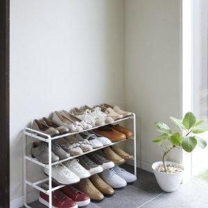 Šířkově nastavitelná police na boty Yamazaki Frame Shoe Rack 3, bílá
