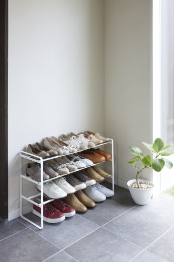 Šířkově nastavitelná police na boty Yamazaki Frame Shoe Rack 3, bílá