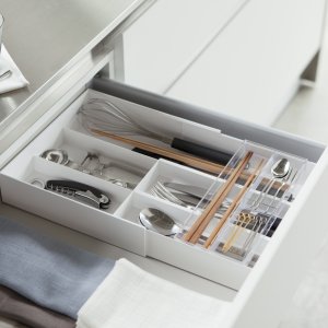 Roztahovací přihrádky do zásuvky YAMAZAKI Tower Cutlery Tray, bílé