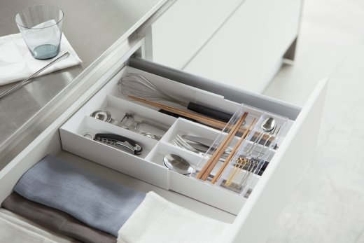 Roztahovací přihrádky do zásuvky YAMAZAKI Tower Cutlery Tray, bílé