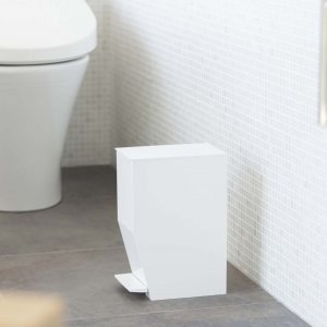Pedálový odpadkový koš do koupelny Yamazaki Tower Sanitary Trash Can, bílý
