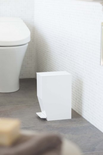 Pedálový odpadkový koš do koupelny Yamazaki Tower Sanitary Trash Can, bílý