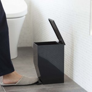 Pedálový odpadkový koš do koupelny Yamazaki Tower Sanitary Trash Can, černý