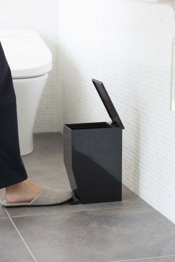 Pedálový odpadkový koš do koupelny Yamazaki Tower Sanitary Trash Can, černý