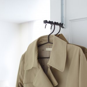 Výklopný věšák Yamazaki Smart, bílo-černý