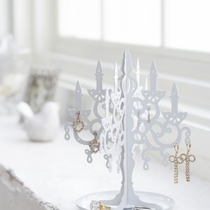 Stojan na šperky ve tvaru svícnu Yamazaki Chandelier, bílý