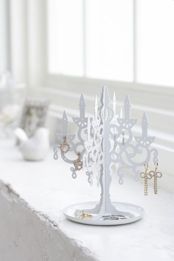 Stojan na šperky ve tvaru svícnu Yamazaki Chandelier, bílý