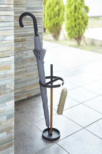 Stojan na deštníky Yamazaki Rin, černý, (kov, dřevo)