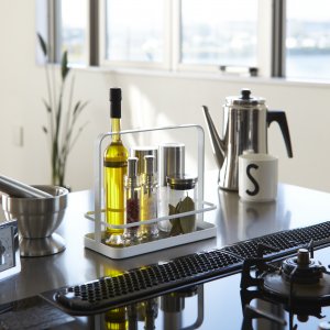 Kuchyňský stojan na dochucovací ingredience Yamazaki Tower Seasoning Rack, bílý