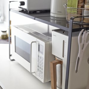 Nastavitelná kuchyňská police 2v1 s věšákem na kuchyňské nástroje Yamazaki Tower Counter Organizer, 47,5-75 cm, černá