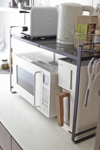 Nastavitelná kuchyňská police 2v1 s věšákem na kuchyňské nástroje Yamazaki Tower Counter Organizer, 47,5-75 cm, černá