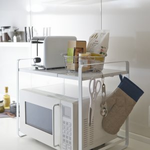 Nastaviteľná kuchyňská police YAMAZAKI Tower Counter Organizer, 47,5-75cm, bílá
