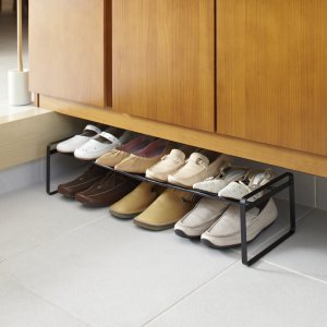 Nastavitelná police na boty Yamazaki Frame Shoe Rack, černá