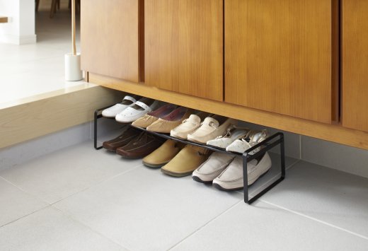 Nastavitelná police na boty Yamazaki Frame Shoe Rack, černá
