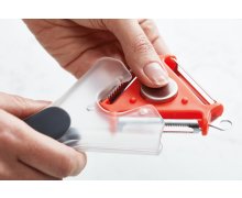 Otočná škrabka s trojicí břitů a vykrajovátkem oček JOSEPH JOSEPH Tri-Peeler ™