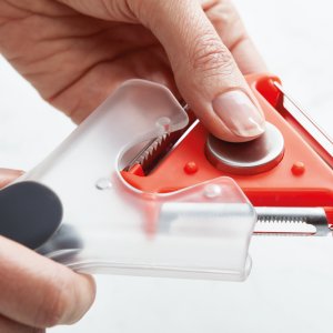 Otočná škrabka s trojicí břitů a vykrajovátkem oček JOSEPH JOSEPH Tri-Peeler ™