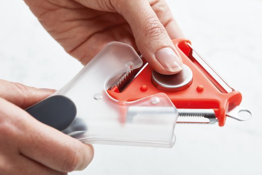 Otočná škrabka s trojicí břitů a vykrajovátkem oček JOSEPH JOSEPH Tri-Peeler ™