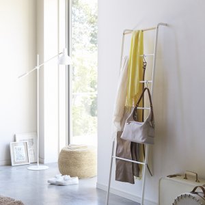 Věšák / žebřík Yamazaki Tower Ladder, úzký, bílý, 160 cm