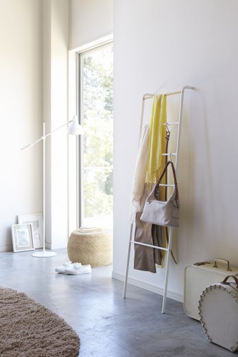 Věšák / žebřík Yamazaki Tower Ladder, úzký, bílý, 160 cm
